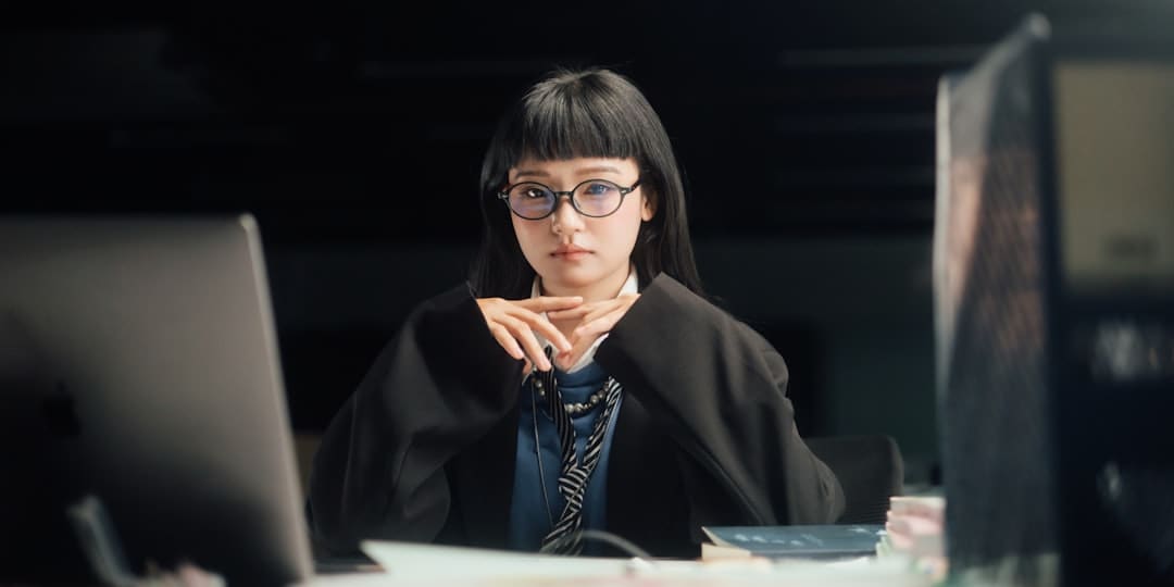 具俊晔现身大S墓地 坐旁边为其修图 深情守护引发感动